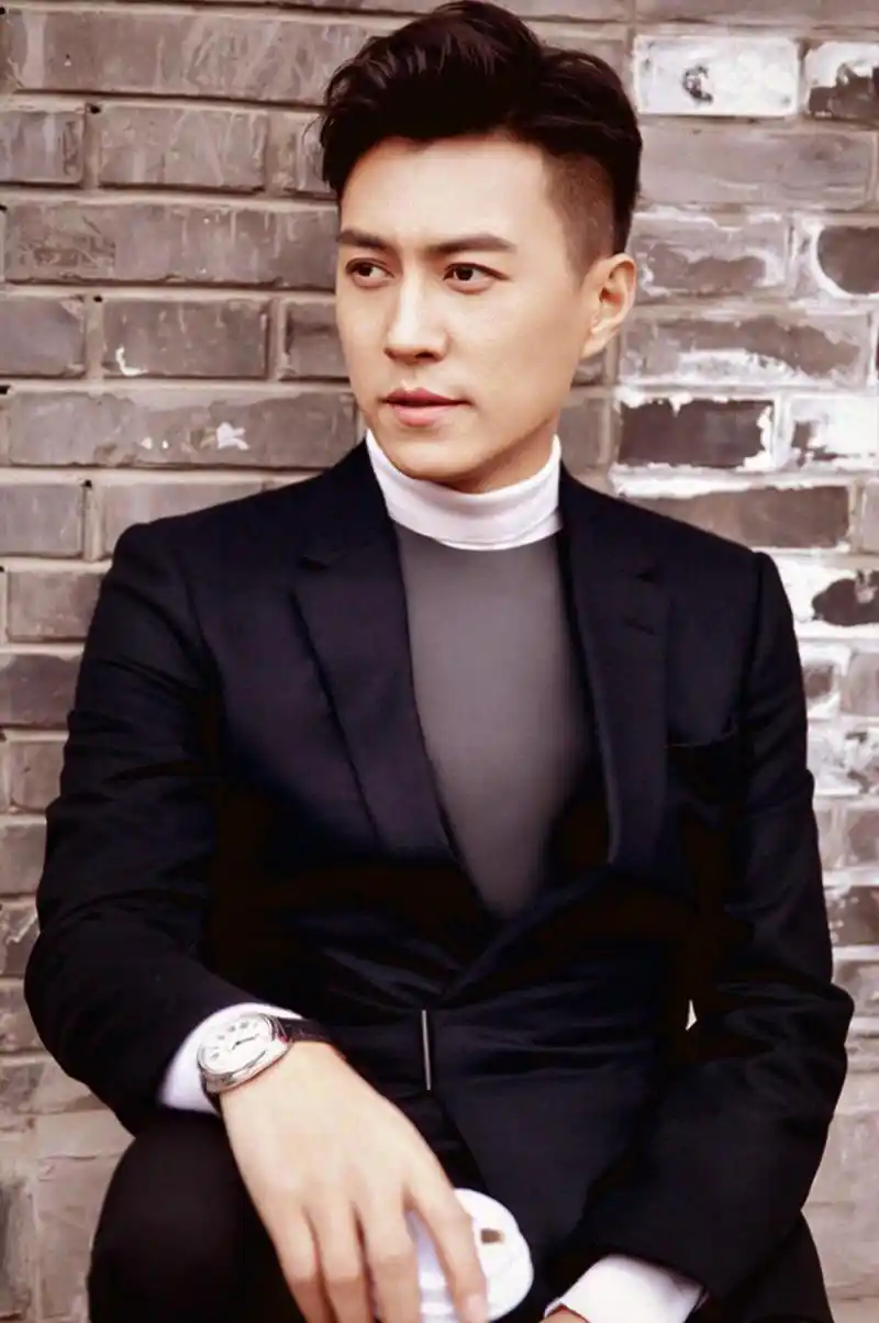 那时的靳东高大帅气,还爱开玩笑,嘴角总是挂着