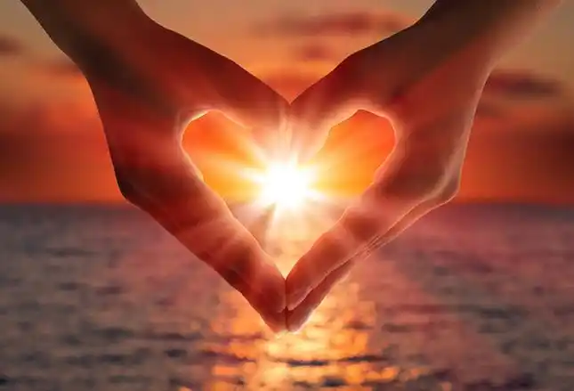 关键词:爱心手势阳光光芒自然美景光线大海海面黄昏傍晚晚霞