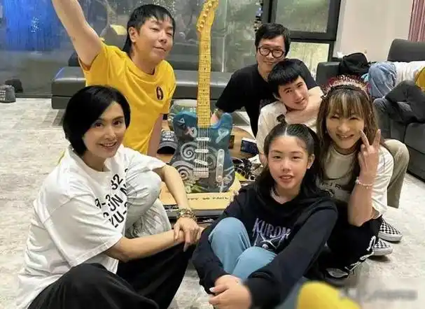 朱茵为丈夫黄贯中庆生12岁女儿面部照曝光黄莺长相好似妈妈