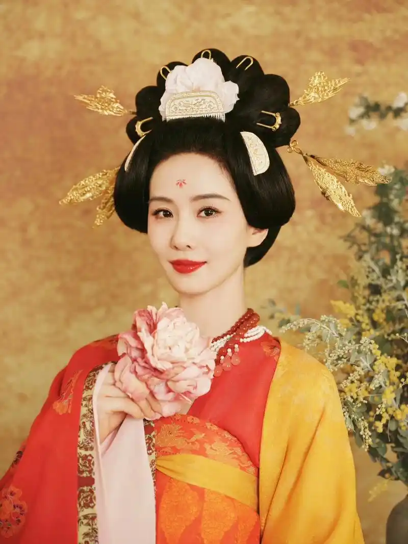 春晚女明星.春晚刘诗诗,一身晚唐古装造型,佩戴的两对花钗原型 - 抖音