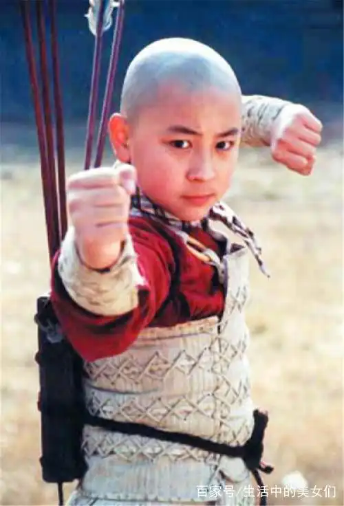 谈起童星,释小龙一定是最先被想起来的,《少年包青天》中的展昭令人