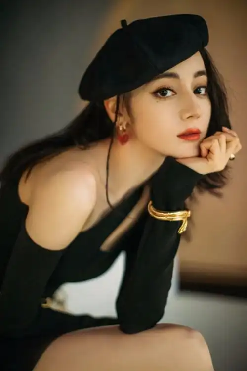 热巴黑色紧身上衣小露香肩 贝雷帽造型甜酷灵动