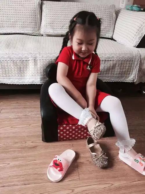 贝儿首府幼儿园小班好习惯养成《我会自己穿鞋子》