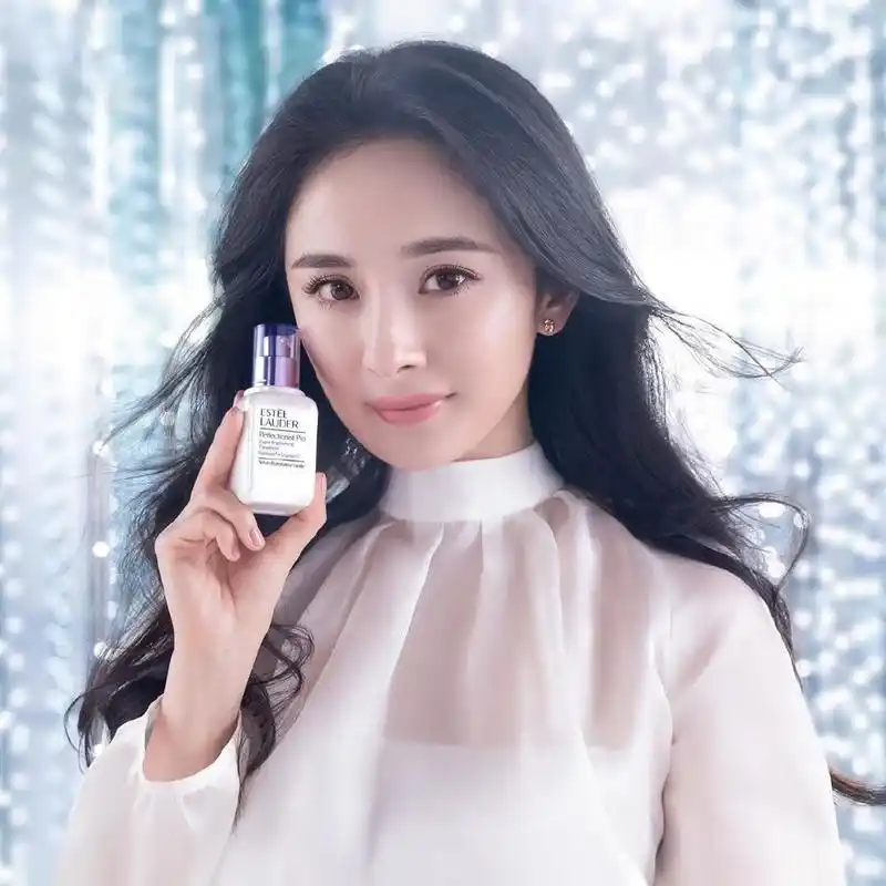 杨幂广告大片,长发白衣,妆容精致,又美又大气