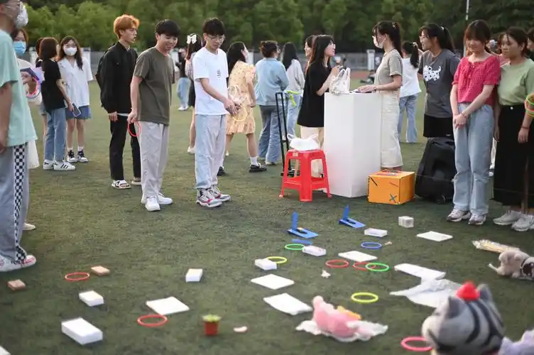 炫彩四月校团委举办趣味套圈活动