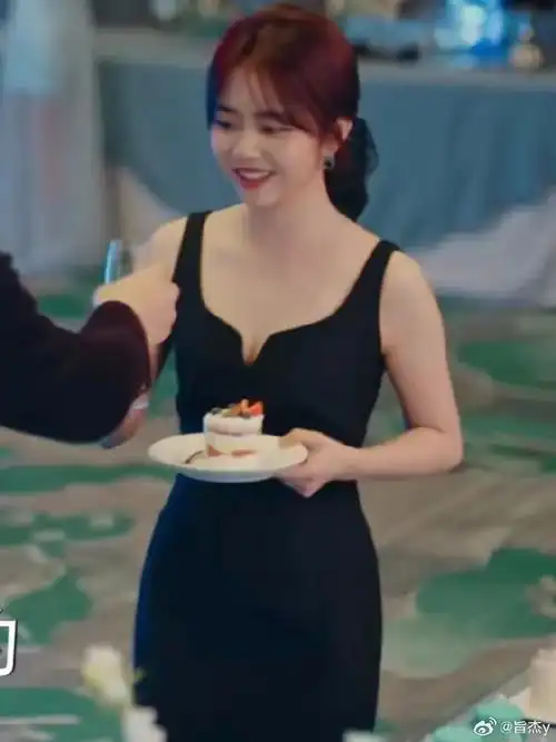 谭松韵能走到今天,也是一步步踏实磨练出来的,谭松韵实力过硬,演技