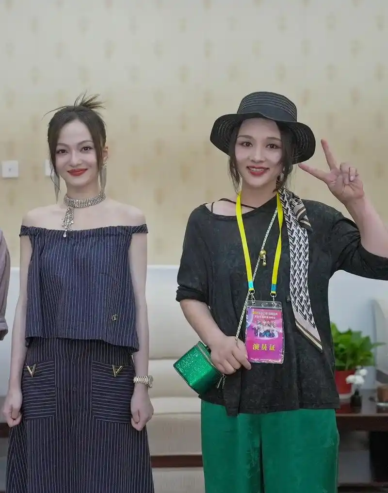 #演出现场 #明星合照 #张韶涵 #明星合影 - 抖音