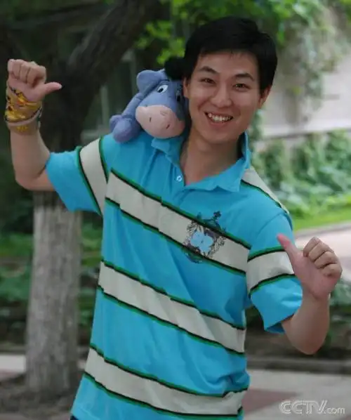 p data-id="gnbxhvgv6y">霍小雷(主持名:毛毛虫)1981年9月30日出生于