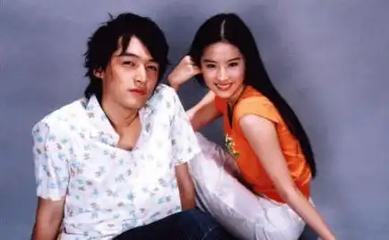 胡歌和刘亦菲仙剑时期的合照流出13年前的两人满满的回忆啊