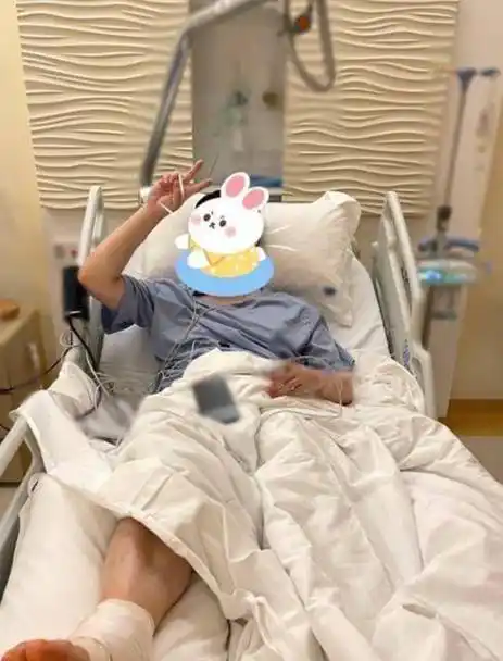 陈赫手术出院大口吃蟹脸上痘痘太抢镜半月前还脚缠绷带躺病床