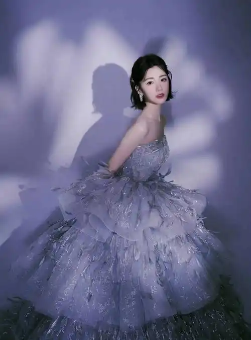 毛晓彤银色羽毛梦幻蓬蓬裙红毯造型,漂亮精致得像银河里的小仙女_玫瑰