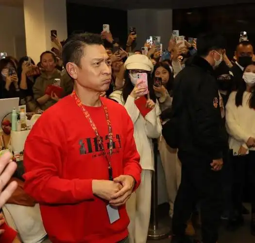 62岁刘德华近照老态龙钟满头白发啤酒肚凸起一脸愁容震撼网友