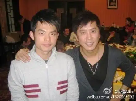 关喆承认与毛宁同居 传陶喆与小其17岁女模秘婚 / 比乐族