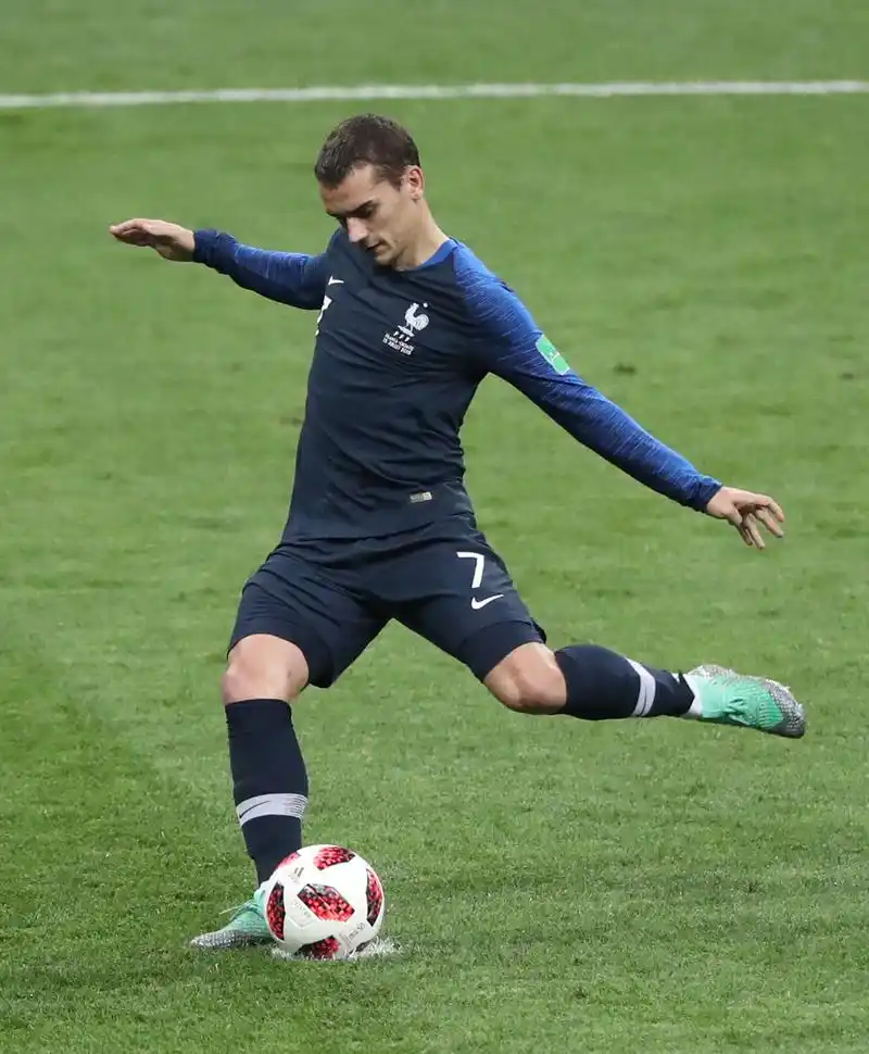 足球——决赛:法国队格列兹曼点球破门(11)