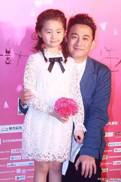 "网友纷纷评论:"黄磊对孩子真的是好,女儿多多真是越来越懂事了,多妹