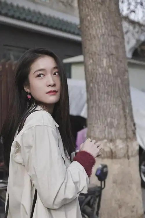 张雪迎晒胡同美照温婉甜美嘟嘴卖萌超可爱驻足撩发显性感