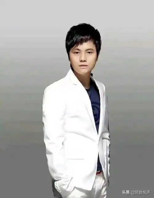 郑源这首《比心更痛的眼眸》超好听,句句走心,唱出多少人的心声