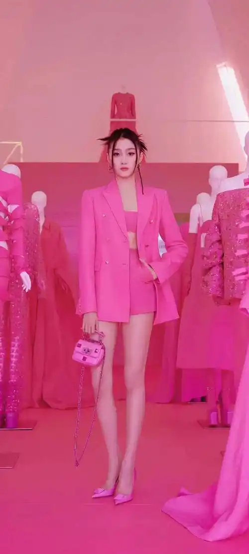 关晓彤的照片中,有一身甜美酷炫的芭比粉色套装,露出一双笔直修长的