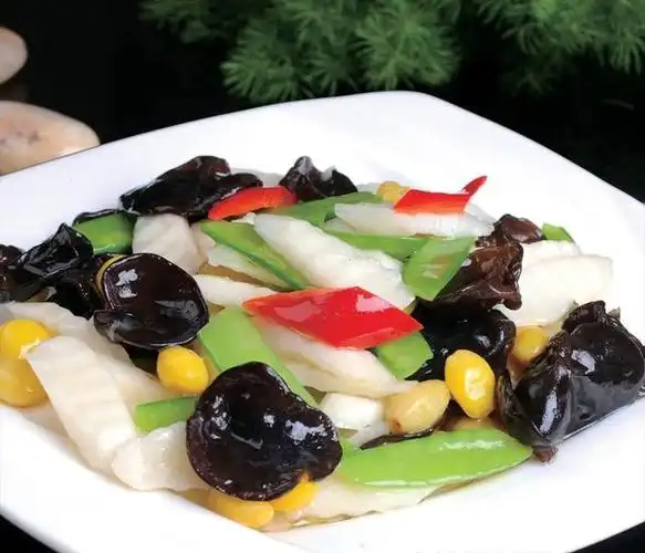 黑木耳炒山药,营养丰富,口感清脆,是一道健康美食