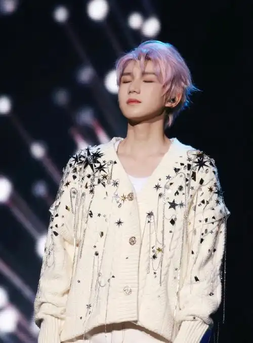 王源超话#王源2024龙行绛气#  你听到了吗,爱在相见时有声,在无人时便