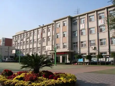 展开全部 工美附中在不断深化改革中求生存,求发展,进入新世纪以来