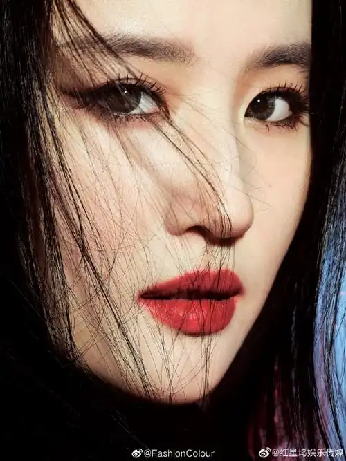 刘亦菲浓妆好飒