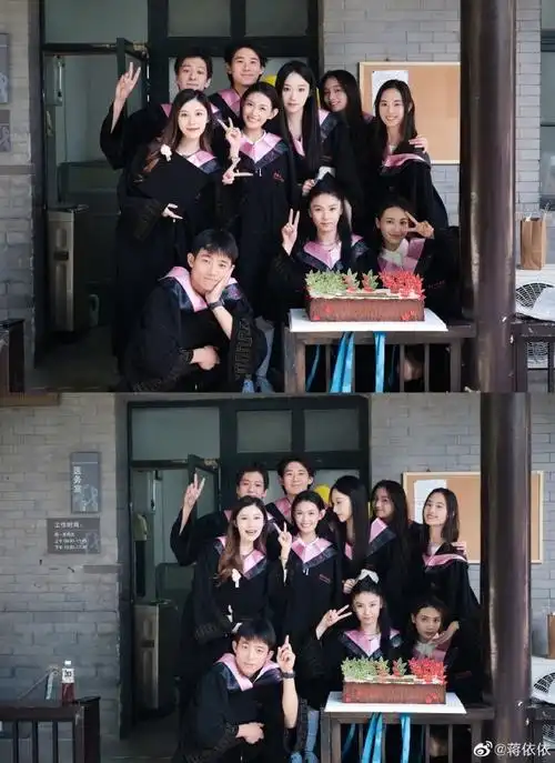 蒋依依晒穿学士服毕业照与同学合影青春气息满满