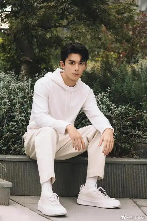 吴磊片场侧拍视频# 都来看吴磊最新工作花絮!