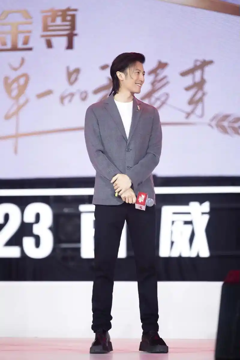 谢霆锋 #盛世美颜 #长发男神 @锋味 @锋味派官方旗舰店 - 抖音