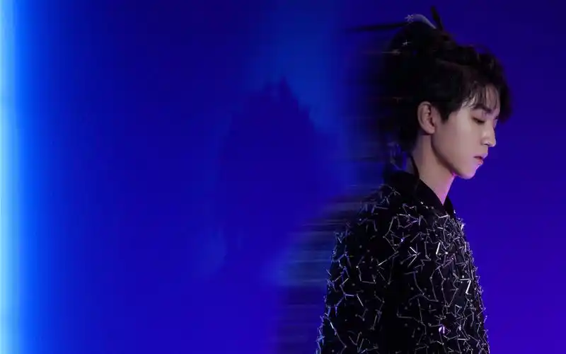 2019王俊凯无边界演唱会# 时间的切片推进到未来,在满是机械感的氛围