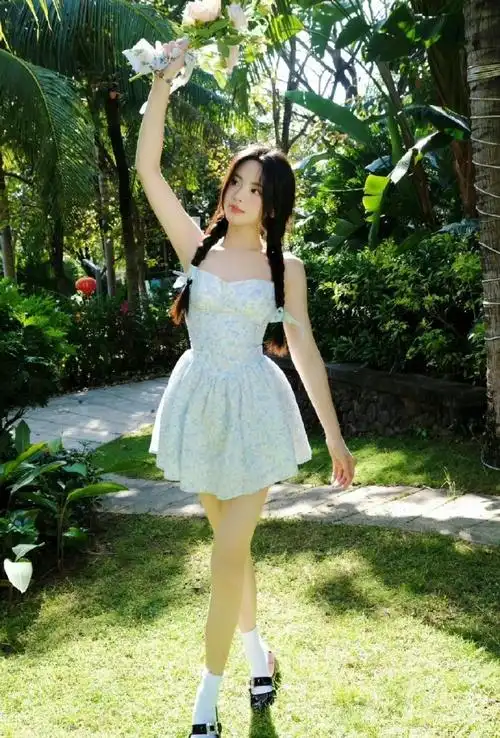 杨超越的腿细长直##杨超越的腿部线条