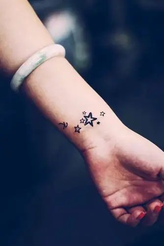 手腕个性小星星纹身图案