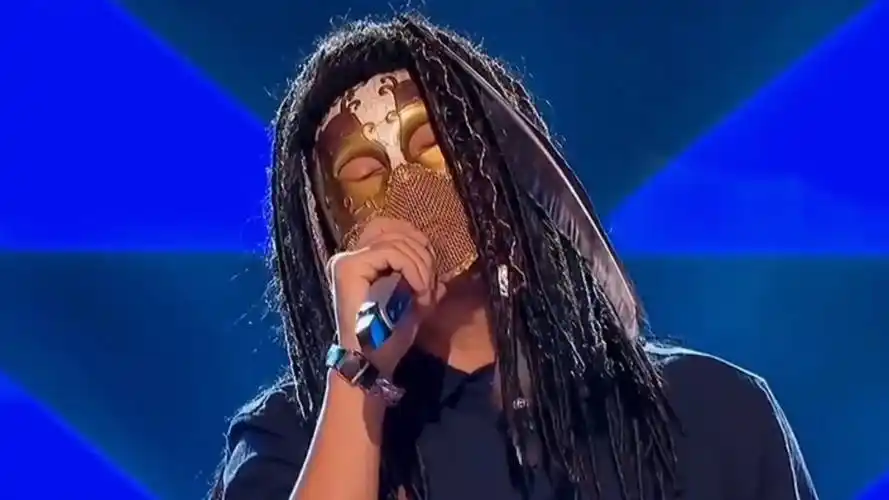 秒杀原唱,蒙面歌手,一首可可托海牧羊人,感动全场