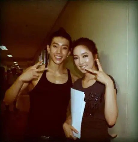 宰范和宋茜合照甚是关注,尤其是曾经2pm朴宰范退团事件话题不断的出现