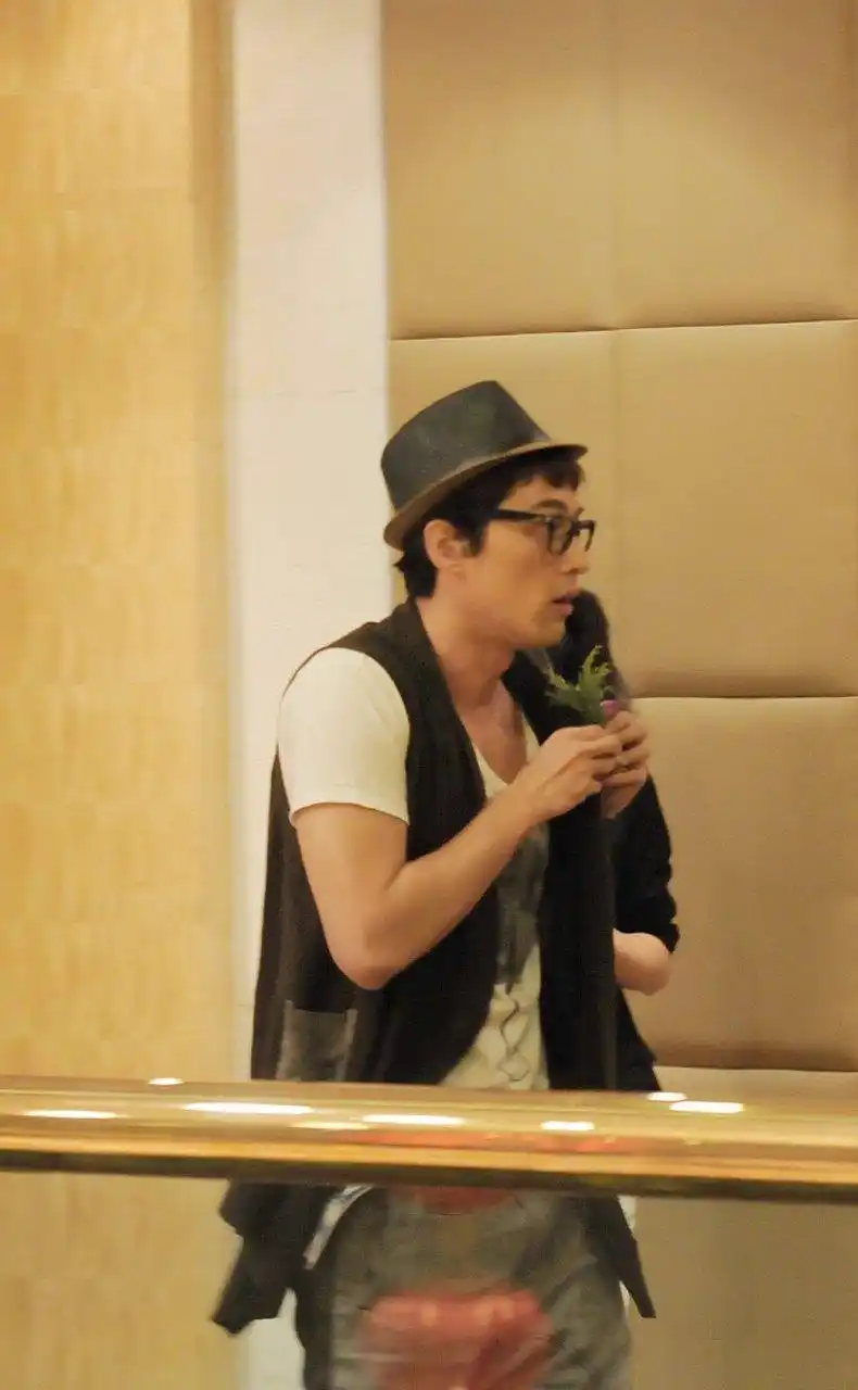 胡歌身高185cm,体重140斤,看起来真的是玉树临风.