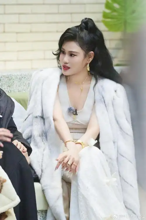 【#声生不息家年华#精彩剧照大放送】@tia袁娅维端妍婉丽 轻云蔽月