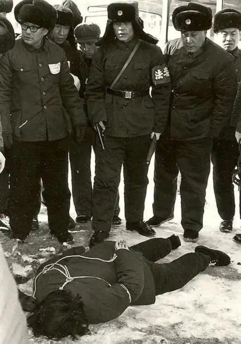 80年代初,一名犯人被枪决后,留下的罕见老照片,从镜头中我们可以看到