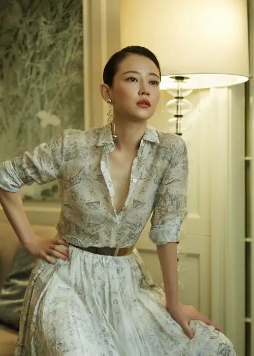 谭卓深v长裙摇曳女人味新片诠释女强人 - 360娱乐,你开心就好