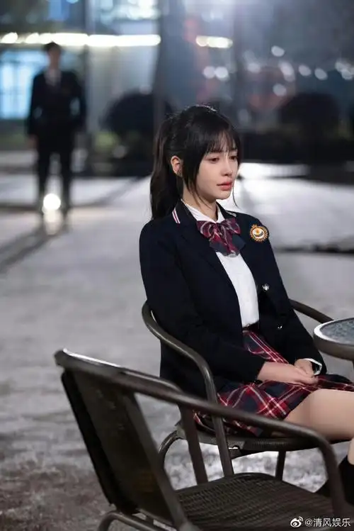 杨颖空气刘海#angelababy分享最新自拍,校服 空气刘海造型,怼脸盘太