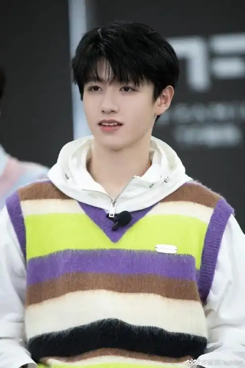 tf家族朱志鑫兔年瞬间花絮照这只"小狼"奶呼呼的好可爱@tf家族-朱志鑫