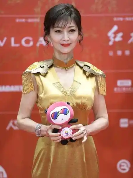 赵雅芝金色鱼尾裙##北京国际电影节闭幕红毯