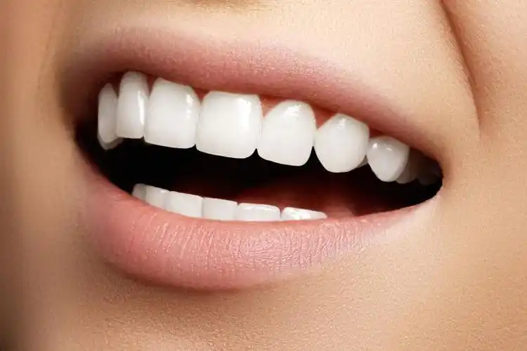 美丽的笑容露出洁白牙齿