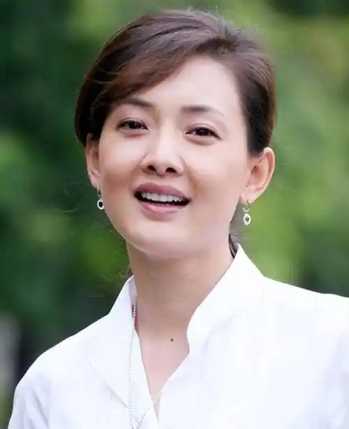 51岁的牛莉怎么变成这样了?整容失败,本人给网友们道歉