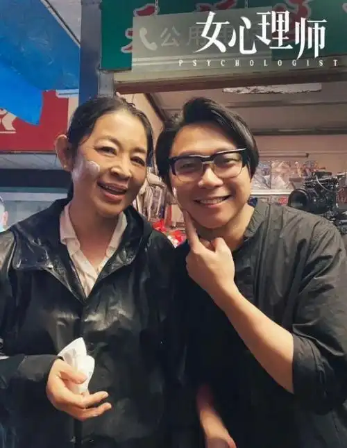 而张钧甯的未来老公就是网剧《唐人街探案》的导演柯汶利,男方比她小