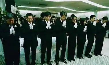 实拍梅艳芳葬礼:刘德华等抬棺,赵文卓送的花篮上八个字引人注目