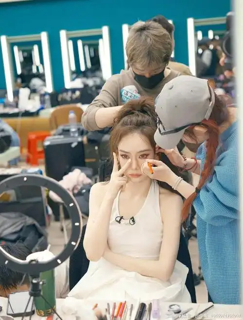 戚薇化身冷艳御姐气场超强 卷发造型气质成熟