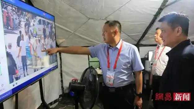 "5月15日晚上12点,嵩山东支路上,看到拖车公司将路面上最后一辆机动车