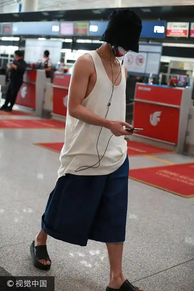 华晨宇白背心 厚底拖插兜耍帅酷到爆大嘴口罩遮面个性十足引侧目