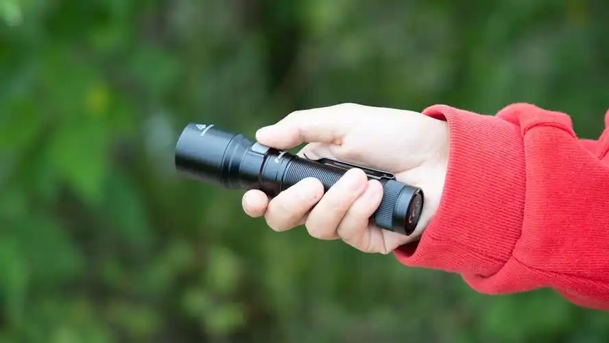 亮如远光灯fenixc6v30户外强光手电评测