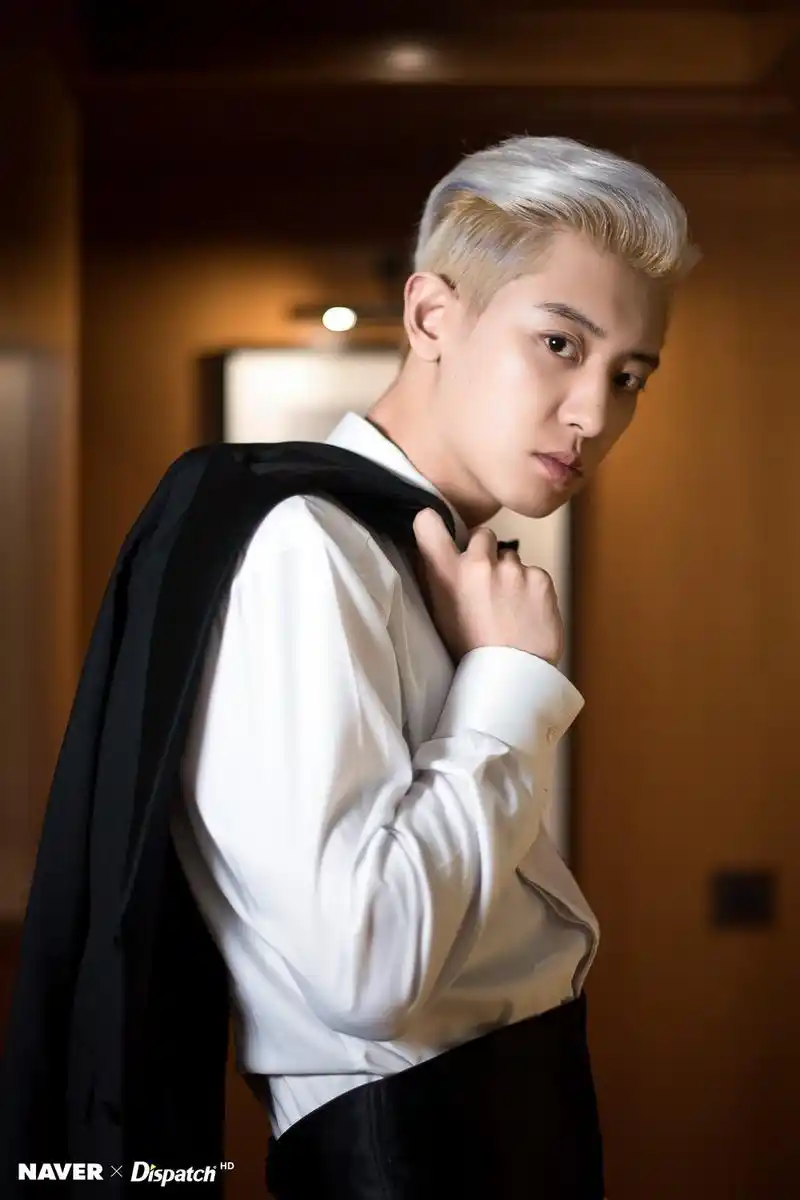 exo朴灿烈西装写真公开帅气贵公子绝美侧颜引心动组图